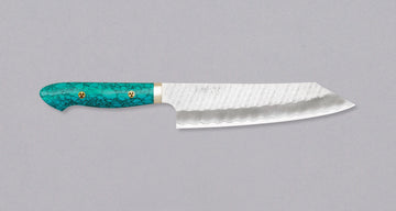 Nigara Kiri-Gyuto SG2 Migaki Tsuchime Turquoise 210 mm višenamjenski je japanski kuhinjski nož, pogodan za pripremu mesa, ribe i povrća. Jezgra od SG2 praškastog čelika i hamaguri presjek profila osiguravaju dugotrajnu oštrinu i minimalno održavanje. Odrezani kiritsuke vršak pomaže nam pregledati i precizno rezati hranu.