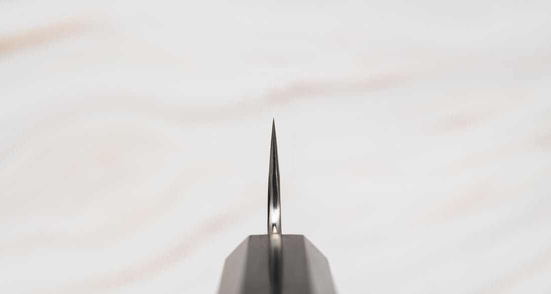 Choil. Nigara Petty VG-10 Damascus Tsuchime višenamjenski je japanski kuhinjski nož. Može se koristiti za također rezanje u ruci i obavljanje manjih zadataka kao što su guljenje i otkoštavanje, za koje su veći noževi previše nespretni. Jezgra od nehrđajućeg čelika VG-10 garancija je za dugotrajnu oštrinu i minimalno održavanje.