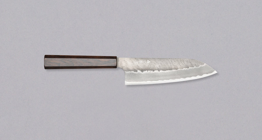 Nigara Santoku AS Migaki Tsuchime višenamjenski je japanski kuhinjski nož prikladan za pripremu mesa, ribe i povrća. Zahvaljujući jezgri od Aogami Super čelika (63 HRC), jednostavno se oštri i dugo zadržava oštrinu. Jedinstvena kombinacija završnog izgleda i elegantne wenge drške daju impresivnoj oštrici dašak luksuza.