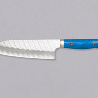 Nigara Santoku SG2 Migaki Tsuchime Turquoise 180 mm višenamjenski je japanski kuhinjski nož, pogodan za pripremu mesa, ribe i povrća. Jezgra od SG2 praškastog čelika i hamaguri presjek profila osiguravaju dugotrajnu oštrinu i minimalno održavanje. 