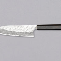 Nigara Santoku VG-10 Damascus Tsuchime 180 mm višenamjenski je japanski kuhinjski nož pogodan za pripremu mesa, ribe i povrća. Jezgra od nehrđajućeg čelika VG-10 garancija je za  dugotrajnu oštrinu i minimalno održavanje. Iznimne karakteristike i izgled noža nadopunjuje drška japanskog tipa (Wa), izrađena od luksuzne ebanovine.