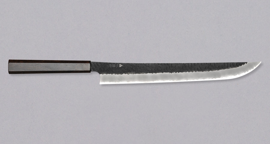 Nigara Sakimaru Sujihiki SG2 Kurouchi Tsuchime 300 mm [Ebony] tradicionalni je japanski nož koji se koristi za pripremu ribe (za sašimi i nigiri suši) i mesa. Jezgra od praškastog čelika SG2 i konkavan presjek profila (hollow grind) jamstvo su za dugotrajnu oštrinu i minimalno održavanje.