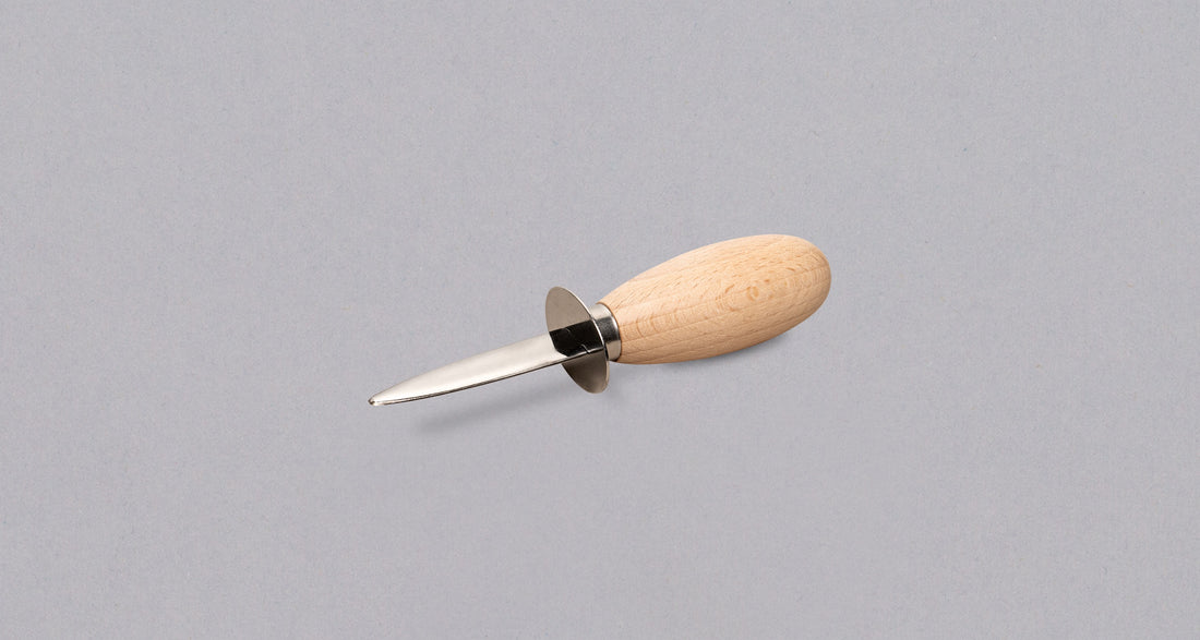 Oyster nož za kamenice izrađen od visokokvalitetnog nehrđajućeg čelika neophodan je alat u kuhinji svakog ljubitelja kamenica. Drvena drška ovalnog oblika omogućuje dobar, stabilan zahvat. Budući da je izrađen od nehrđajućeg čelika, lako se održava, a prikladan je i kao poklon. Izrađen je u japanskom mjestu Seki.
