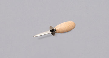 Oyster nož za kamenice izrađen od visokokvalitetnog nehrđajućeg čelika neophodan je alat u kuhinji svakog ljubitelja kamenica. Drvena drška ovalnog oblika omogućuje dobar, stabilan zahvat. Budući da je izrađen od nehrđajućeg čelika, lako se održava, a prikladan je i kao poklon. Izrađen je u japanskom mjestu Seki.