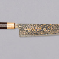 Noževi iz serije Gold kovača Takeshija Sajija dobivaju svoj značajan izgled zbog posebnog postupka laminacije u kojem je vanjskim slojevima dodan mesing te se time postiže zlatno obojen damaščanski uzorak. Čelik VG-10 ima nehrđajuća svojstva i visok udio ugljika. Tvrdoća iznad 60 HRC je jamstvo za iznimno finu oštrinu.