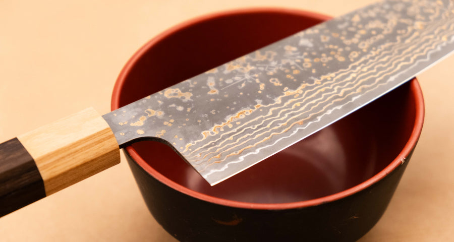 Saji&nbsp;Santoku VG-10 Gold RWO 165 mm je svestrani japanski kuhinjski nož, prikladan za pripremu mesa, ribe i povrća. Međutim, činili bismo mu krivo kad bismo ga nazvali samo kuhinjskim nožem jer on je zaista izniman primjer japanske kovačke vještine – od njegovog izgleda pa sve do specifičnih detalja.