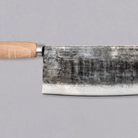 Sentan Chinese Cleaver Shirogami #2 široka je i nešto lakša kineska sjekirica za svestranu upotrebu. U osnovi pripada kategoriji svestranih kuhinjskih noževa, koji se mogu koristiti za pripremu raznih jela od povrća i mesa. Nož spaja visoke mogućnosti i oštrinu japanskog čelika u obliku tradicionalne kineske sjekirice.