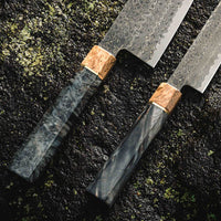 Senzo Dawn Limited Edition Gyuto SG2 je višenamjenski japanski kuhinjski nož kovačnice Suncraft. Jezgra je od SG2 praškastog čelika (62-63 HRC) tako da će dugo ostati oštar. Osmerokutna drška ukrašena je završnim prstenom od posebnog drva 300 godina starog svetog hrasta. To je zadivljujući kolekcionarski predmet.