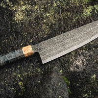 Senzo Dawn Limited Edition Gyuto SG2 je višenamjenski japanski kuhinjski nož kovačnice Suncraft. Jezgra je od SG2 praškastog čelika (62-63 HRC) tako da će dugo ostati oštar. Osmerokutna drška ukrašena je završnim prstenom od posebnog drva 300 godina starog svetog hrasta. To je zadivljujući kolekcionarski predmet.