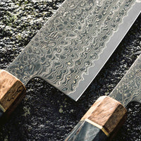 Senzo Dawn Limited Edition Gyuto SG2 je višenamjenski japanski kuhinjski nož kovačnice Suncraft. Jezgra je od SG2 praškastog čelika (62-63 HRC) tako da će dugo ostati oštar. Osmerokutna drška ukrašena je završnim prstenom od posebnog drva 300 godina starog svetog hrasta. To je zadivljujući kolekcionarski predmet.