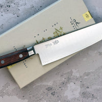 Gyuto AUS-10 linije je svestran kuhinjski nož, koristi se za rezanje povrća, ribe i mesa. Noževi AUS-10 linije su oblikovani za kuhare koji traže klasičan zapadnjački nož  od kvalitetnog japanskog čelika. Elegantan, u dobroj ravnoteži - to je japanski nož koji će postati vaš najomiljeniji.