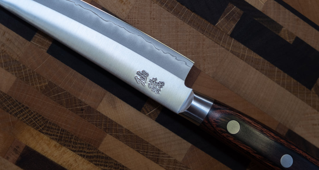 Set sadrži dva noža, santoku i petty, iz Suncraft AUS-10 linije. Noževi AUS-10 linije su oblikovani za kuhare koji traže klasičan zapadnjački nož  od kvalitetnog japanskog čelika. Elegantan, u dobroj ravnoteži - to je japanski nož koji će postati vaš najomiljeniji.