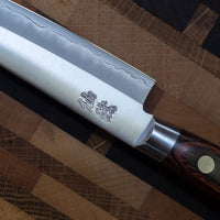 Set sadrži dva noža, santoku i petty, iz Suncraft AUS-10 linije. Noževi AUS-10 linije su oblikovani za kuhare koji traže klasičan zapadnjački nož  od kvalitetnog japanskog čelika. Elegantan, u dobroj ravnoteži - to je japanski nož koji će postati vaš najomiljeniji.