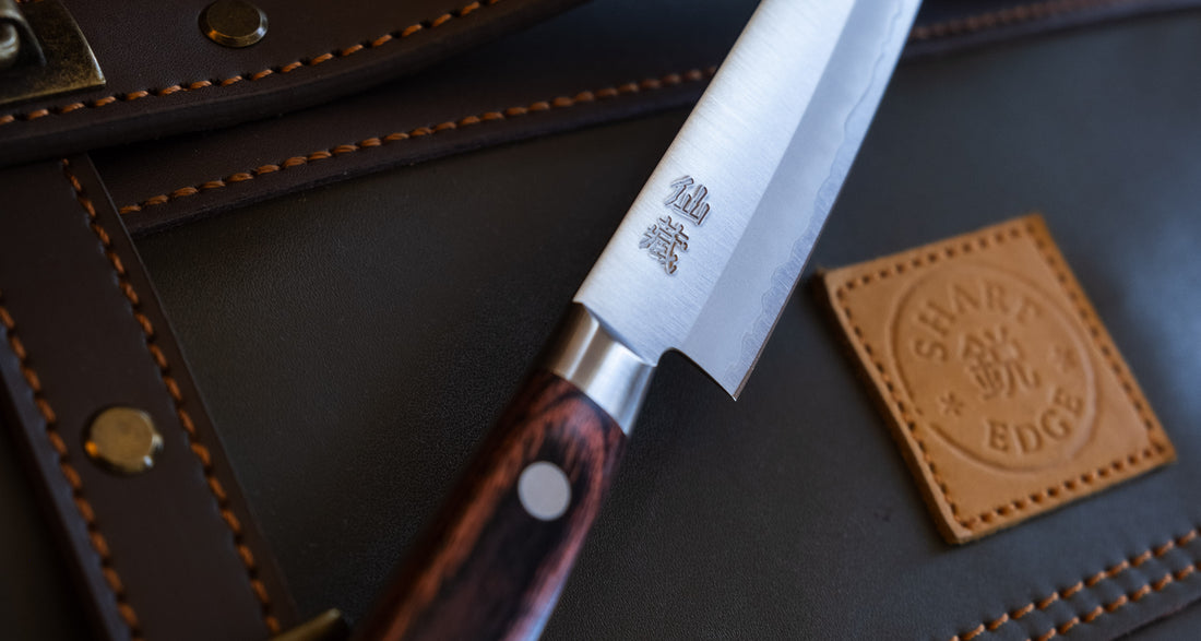 Set sadrži dva noža, santoku i petty, iz Suncraft AUS-10 linije. Noževi AUS-10 linije su oblikovani za kuhare koji traže klasičan zapadnjački nož  od kvalitetnog japanskog čelika. Elegantan, u dobroj ravnoteži - to je japanski nož koji će postati vaš najomiljeniji.