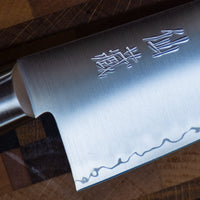 Set sadrži dva noža, santoku i petty, iz Suncraft AUS-10 linije. Noževi AUS-10 linije su oblikovani za kuhare koji traže klasičan zapadnjački nož  od kvalitetnog japanskog čelika. Elegantan, u dobroj ravnoteži - to je japanski nož koji će postati vaš najomiljeniji.