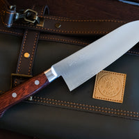 Set sadrži dva noža, santoku i petty, iz Suncraft AUS-10 linije. Noževi AUS-10 linije su oblikovani za kuhare koji traže klasičan zapadnjački nož  od kvalitetnog japanskog čelika. Elegantan, u dobroj ravnoteži - to je japanski nož koji će postati vaš najomiljeniji.