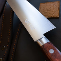 Set sadrži dva noža, santoku i petty, iz Suncraft AUS-10 linije. Noževi AUS-10 linije su oblikovani za kuhare koji traže klasičan zapadnjački nož  od kvalitetnog japanskog čelika. Elegantan, u dobroj ravnoteži - to je japanski nož koji će postati vaš najomiljeniji.