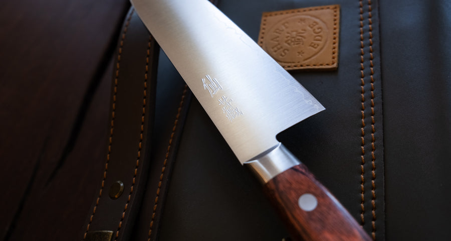 Santoku AUS-10 linije koristi se za rezanje povrća, ribe i mesa. Noževi AUS-10 linije su oblikovani za kuhare koji traže klasičan zapadnjački nož  od kvalitetnog japanskog čelika. Elegantan, u dobroj ravnoteži - to je japanski nož koji će postati vaš najomiljeniji.
