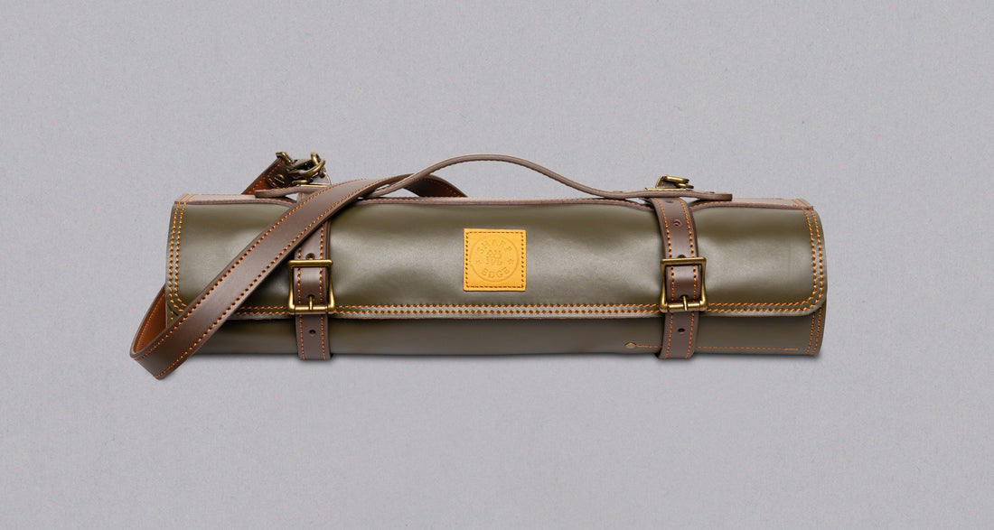 Ultimativna rola od kože za noževe! SharpEdge rola za kuhinjske noževe je odlična za profesionalne kuhare te domaće kuharske entuzijaste. U torbi je 6 odvojenih prostora za noževe i još puno dodatnog prostora – unutar role je još manja torbica za ostala kuhinjska pomagala.