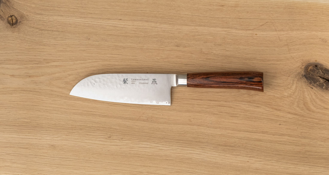 Santoku 120 mm je dobar za rezanje ribe, mesa i povrća. Oblik i dužina su primjerni za manji svestrani kuhinjski nož. Noževe Tamahagane izrađuju u Nigati u Japanu, u regiji poznatoj po proizvodima od čelika. Napravljeni su na tradicionalan način uz upotrebu moderne tehnologije. 