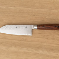Santoku 120 mm je dobar za rezanje ribe, mesa i povrća. Oblik i dužina su primjerni za manji svestrani kuhinjski nož. Noževe Tamahagane izrađuju u Nigati u Japanu, u regiji poznatoj po proizvodima od čelika. Napravljeni su na tradicionalan način uz upotrebu moderne tehnologije. 