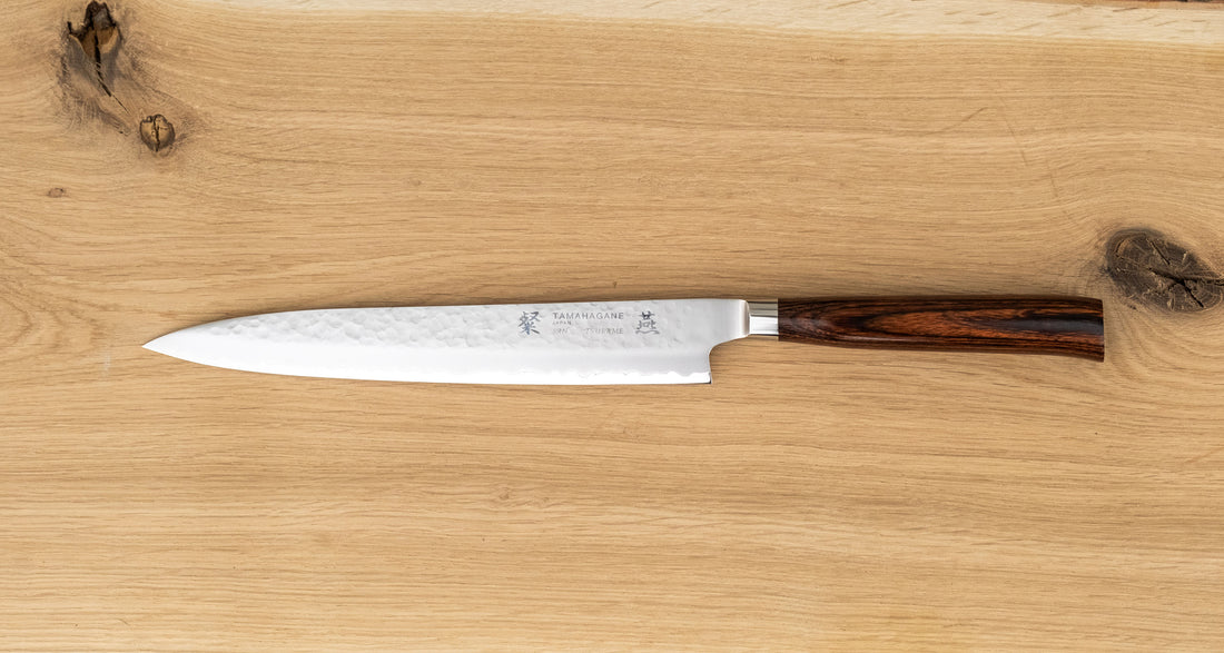 Sashimi-SLicer 240 mm: Duga i uska oštrica je prikladna za rezanje tankih komada mesa i ribe. Ovaj je nož izvrstan za žar i sushi majstore te za sve ljubitelje odličnih odrezaka! Noževe Tamahagane izrađuju u Nigati u Japanu, u regiji poznatoj po proizvodima od čelika. Napravljeni su na tradicionalan način uz upotrebu moderne tehnologije.