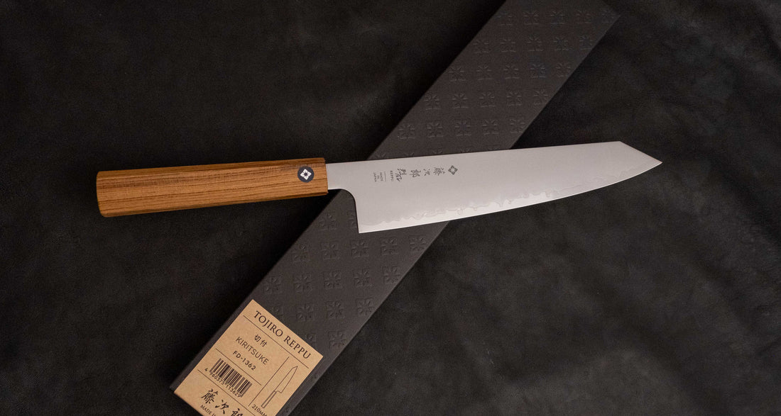 Tojiro Kiritsuke Gyuto Reppu SG2 210 mm nož s elegantnim migaki finišom i zaobljenim trbuhom za svestrane zadatke u kuhinji.