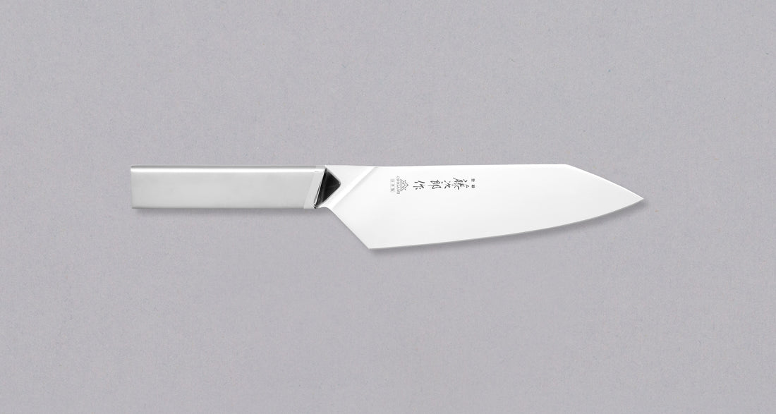 Tojiro Origami Santoku 165 mm praktičan je svestrani kuhinjski nož za kućne i profesionalne kuhare, koji ne zahtijeva mnogo održavanja. Ističe se jedinstvenim dizajnom-nož je izrađen od jednog presavijenog komada, bez varenja. Dizajn je nagrađen svjetski poznatom nagradom za dizajn proizvoda, nagradom iF Design Award.