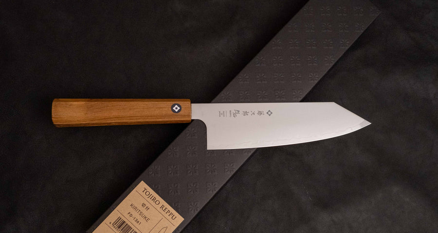 Tojiro Bunka Reppu SG2 170 mm nož s elegantnim SG2 prašnim čelikom i drvenom japanskom drškom od tikovine, idealan za svestrane kuhinjske zadatke.