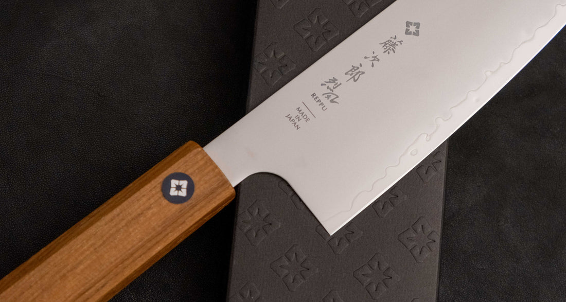 Tojiro Bunka Reppu SG2 170 mm nož s elegantnim SG2 prašnim čelikom i drvenom japanskom drškom od tikovine, idealan za svestrane kuhinjske zadatke.