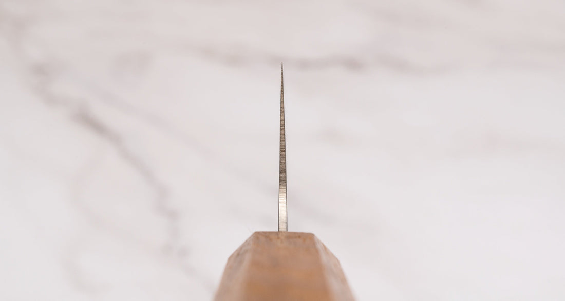 Pogled na choil Tojiro Bunka Reppu SG2 170 mm noža, koji prikazuje tanak profil i preciznu izradu oštrice.