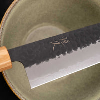 Tsunehisa Kiritsuke AS Kuro-uchi 240 mm je odličan ručno kovan nož sa crnom Kuro-uchi zaštitnom patinom i tragovima čekića. Oblik oštrice će odgovarati svima koji traže svestran nož za pripremu većih komada mesa, rezanje ribe i sjeckanje povrća. Nož je jednostavan za brušenje i održavanje.