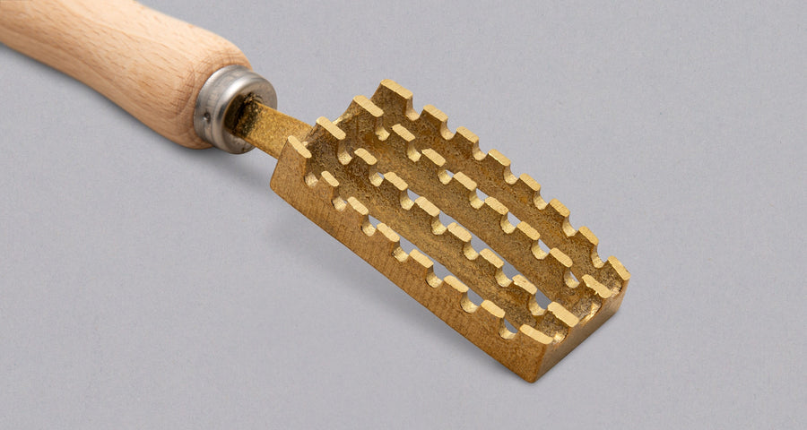 Pribor za odstranjivanje ljuski Tsunehisa