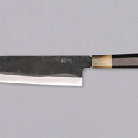 Yoshida Bunka SUJ-2 Kuro-uchi 190 mm je ručno izrađen kuhinjski nož srednje veličine od izdržljivog SUJ-2 čelika s rustikalnim kuro-uchi završetkom, idealan za razne zadatke i s jedinstvenom gravurom koi šarana.