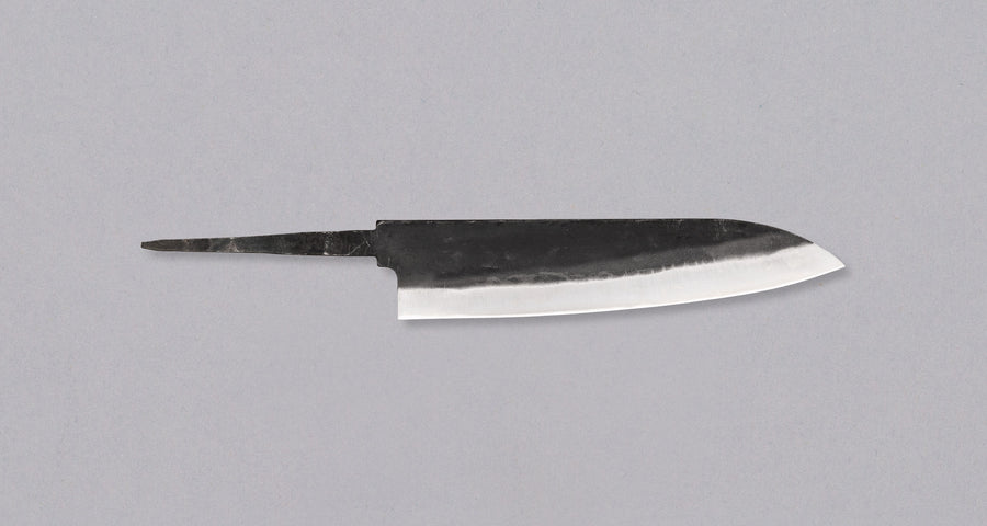 Yoshida Gyuto SUJ-2 Kuro-uchi 210 mm višenamjenski je nož izrađen u japanskoj kovačnici Yoshida Hamono. Izrađen je od visokougljičnog čelika SUJ-2, pa se lako oštri i dugo zadržava oštrinu. Svojim minimalističkim izgledom, kurouchi će lijepo pristajati uz klasične i ekstravagantnije drške.