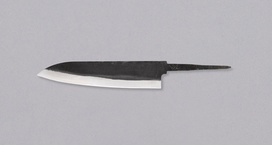 Yoshida Gyuto SUJ-2 Kuro-uchi 210 mm višenamjenski je nož izrađen u japanskoj kovačnici Yoshida Hamono. Izrađen je od visokougljičnog čelika SUJ-2, pa se lako oštri i dugo zadržava oštrinu. Svojim minimalističkim izgledom, kurouchi će lijepo pristajati uz klasične i ekstravagantnije drške.