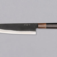 Yoshida Gyuto SUJ-2 Kuro-uchi 210 mm je ručno izrađen kuhinjski nož srednje veličine od izdržljivog SUJ-2 čelika s rustikalnim kuro-uchi završetkom, idealan za razne zadatke i s jedinstvenom gravurom koi šarana.