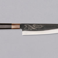 Yoshida Gyuto SUJ-2 Kuro-uchi 210 mm je ručno izrađen kuhinjski nož srednje veličine od izdržljivog SUJ-2 čelika s rustikalnim kuro-uchi završetkom, idealan za razne zadatke i s jedinstvenom gravurom koi šarana.