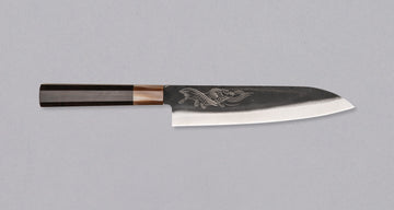 Yoshida Gyuto SUJ-2 Kuro-uchi 210 mm je ručno izrađen kuhinjski nož srednje veličine od izdržljivog SUJ-2 čelika s rustikalnim kuro-uchi završetkom, idealan za razne zadatke i s jedinstvenom gravurom koi šarana.