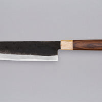 Ova oštrica Yoshida Nakiri Kyusyu SUJ-2 Kuro-uchi 165 mm [Rosewood-Cedar] iz kovačnice Yoshida Hamono ima drško od palisandra i drva cedrovine. Oštricu možete nabaviti također bez drške. Oštrica je kovana od Suj-2 čelika, tvrdoće 64 HRC, jednostavna za brušenje. Ima razvijenu tamnu patinu koja štiti oštricu.