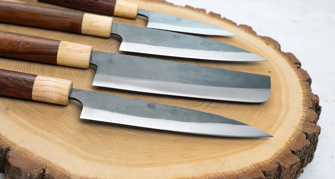 Yoshida SUJ-2 Kuro-uchi linija noževa s ručkama od ebanovine i cedrovine: ajikiri, santoku, nakiri i utility japanski nož.