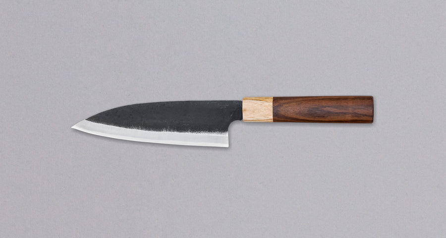 Santoku Funayuki je svestrani kuhinjski nož koji će zablistati u svim vrstama sjeckanja i rezanja. Oštrica je kovana od Suj-2 čelika, tvrdoće 64,7 HRC, jednostavna za brušenje i malo zahtjevnija za održavanje. Tradicionalna japanska (wa) drška izrađena je od temnog palisandera i ima prsten od drva cedrovine.