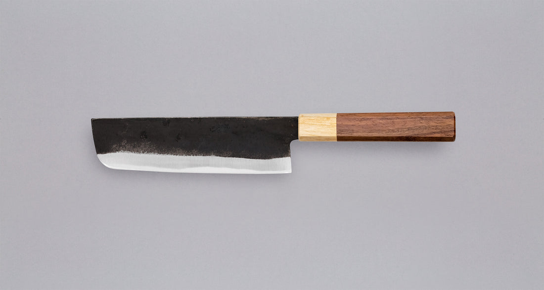 Prikaz lijeve strane Yoshida Nakiri Kyusyu SUJ-2 Kuro-uchi 165 mm, s detaljima oštrice i drške od palisandra i cedrovine.