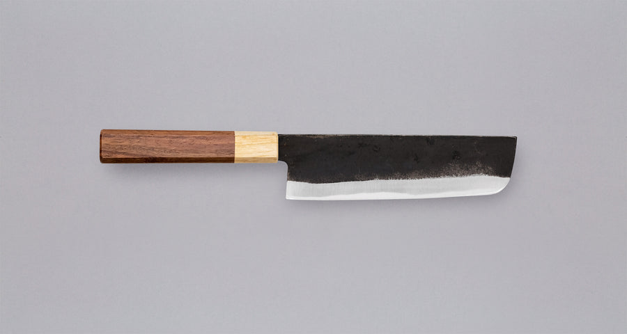 Prikaz desne strane Yoshida Nakiri Kyusyu SUJ-2 Kuro-uchi 165 mm, s drškom od palisandra i cedrovine, ističući elegantnu izradu.