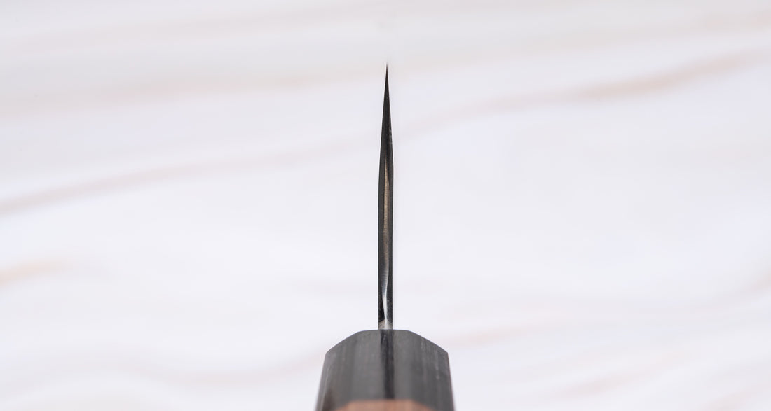 ZDP-189 Kiritsuke 240 mm. Kiritsuke je višenamjenski japanski kuhinjski nož. Oblik njegove oštrice je negdje između usube i yanagibe. Namijenjen je iskusnim kuharima koji znaju uporabljati japanske noževe. Nož se proizvodi u kovačnici Yoshida Hamono u Japanu, obiteljskoj tvrtki s dugogodišnjom tradicijom ručno izrade vrhunskih alata. . Choil noževa.