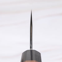 ZDP-189 Kiritsuke 240 mm. Kiritsuke je višenamjenski japanski kuhinjski nož. Oblik njegove oštrice je negdje između usube i yanagibe. Namijenjen je iskusnim kuharima koji znaju uporabljati japanske noževe. Nož se proizvodi u kovačnici Yoshida Hamono u Japanu, obiteljskoj tvrtki s dugogodišnjom tradicijom ručno izrade vrhunskih alata. . Choil noževa.