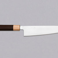 Harukaze VG-1 Gyuto 210 mm [PALISANDAR]_1Jednostavan, a vrlo učinkovit Gyuto iz kovačnice Harukaze! Gyuto oblik je japanska varijanta europskih chef noževa – višenamjenski nož koji ima više izvedenica (240 mm – 270 mm). Duži oblici su bolji za rezanje mesa. Dužina 210 mm bit će odlična za jednostavno sjeckanje povrća i rezanje većih komada mesa. Ovaj, 2 mm tanak Gyuto, je među tanjim noževima u našoj ponudi.