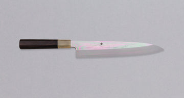 Kawamura Mizu-Honyaki Gyuto Shirogami #2 240 mm ručno kovan nož, izrađen nevjerojatno precizno, kao rezultat stoljetnih iskustava i učenja, grešaka i uspjeha. Radi se o nožu u kojem se prepliću izvrstan alat i umjetničko dijelo.