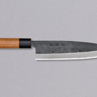 Muneishi Gyuto Aogami #2 Kuro-uchi 210 mm svestrani je japanski kuhinjski nož, prikladan za pripremu mesa, ribe i povrća. Oštrica će s lakoćom kliziti kroz namirnice, a rezovi će biti iznimno čisti, zahvaljujući finoj oštrini koju tvrda jezgra od Aogami #2 čelika može postići. Svojstva noža, glatki rezovi i autentičan izgled uvjerit će svakoga entuzijasta u njegovu oštrinu.