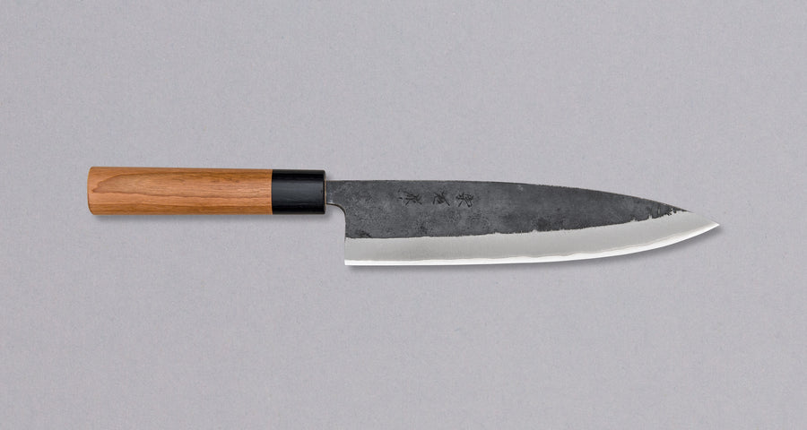 Muneishi Gyuto Aogami #2 Kuro-uchi 210 mm svestrani je japanski kuhinjski nož, prikladan za pripremu mesa, ribe i povrća. Oštrica će s lakoćom kliziti kroz namirnice, a rezovi će biti iznimno čisti, zahvaljujući finoj oštrini koju tvrda jezgra od Aogami #2 čelika može postići. Svojstva noža, glatki rezovi i autentičan izgled uvjerit će svakoga entuzijasta u njegovu oštrinu.